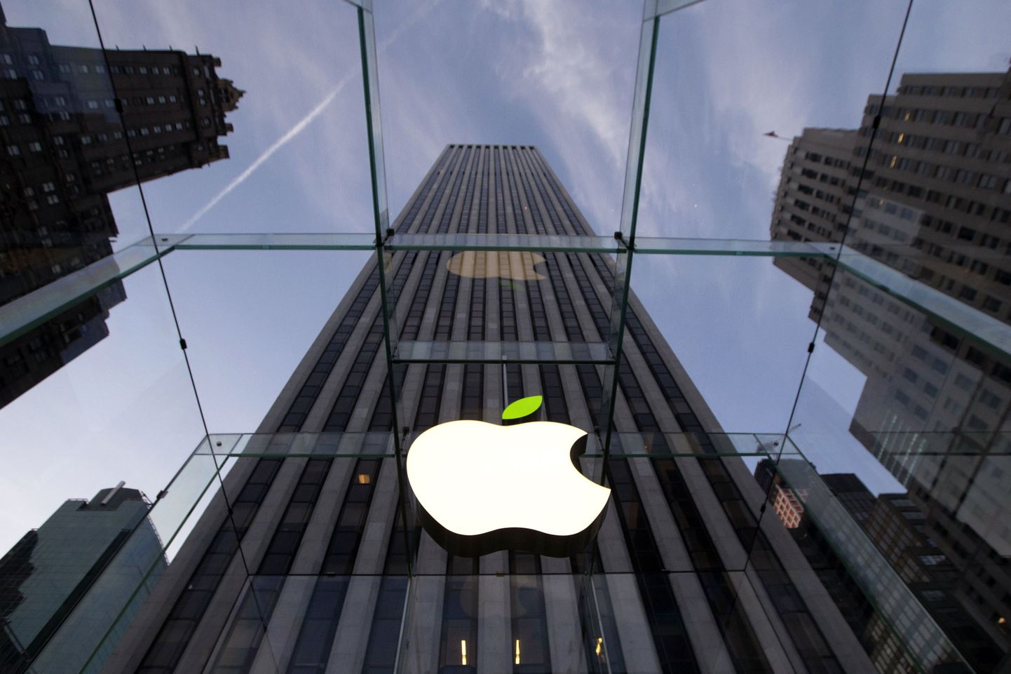 Apple'i logo New Yorgis asuva 5. avenüü esinduspoes.