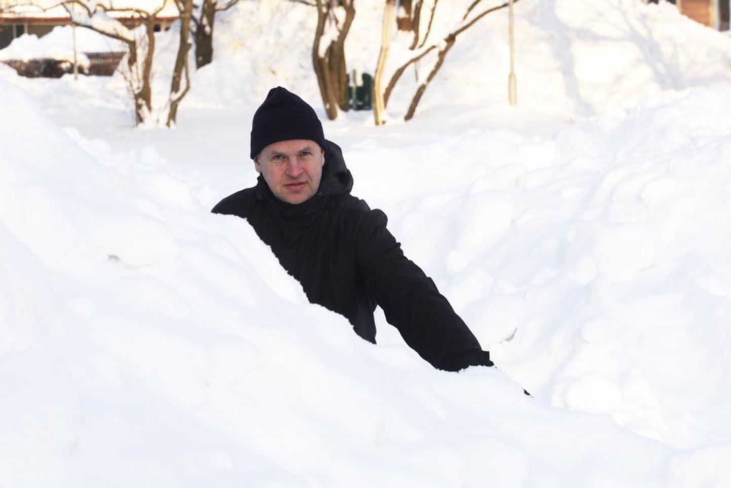Tartu Ülikooli klimatoloogiaprofessor Jaak Jaagus kinnitab, et ilmaga ei ole midagi hullu lahti. Külm ja lumerohke talv on Eestis igati normaalne, nagu ka porine ja lumeta talv.