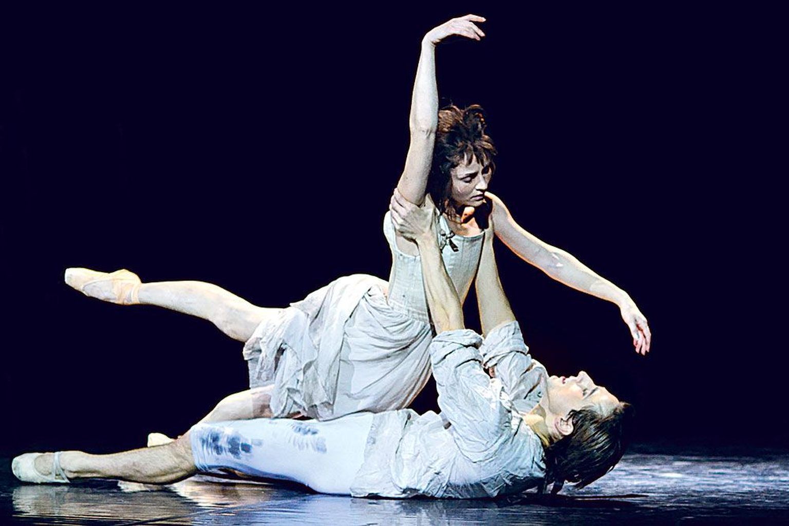 Des Grieux (Sergei Upkin) püüab Manoni (Luana Georg) päästa.
