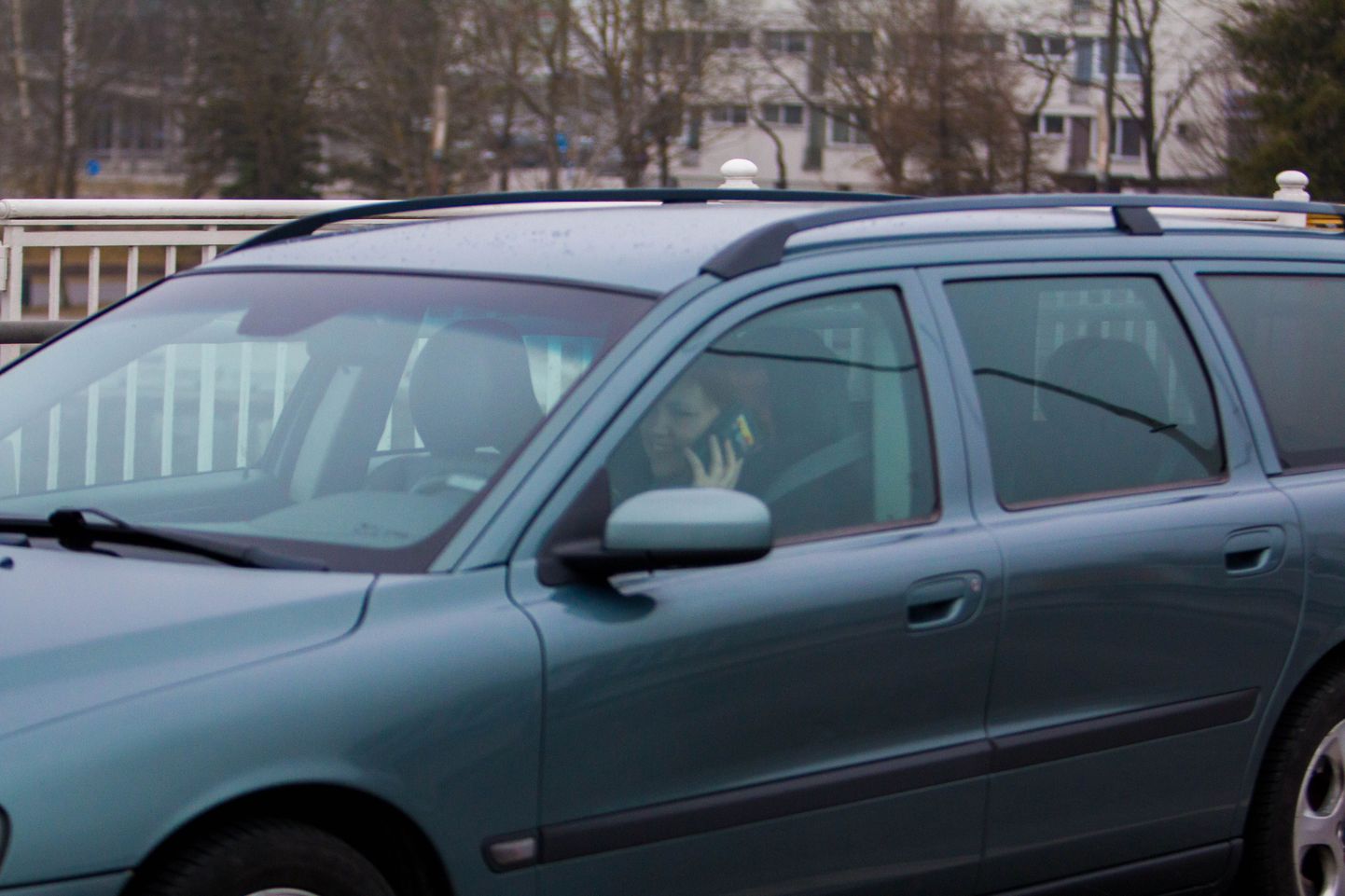 Eestis kasutab 71% sõidukijuhtidest autoroolis mobiiltelefoni ning 97% neist vastab kõnedele. Foto on illustreeriv.