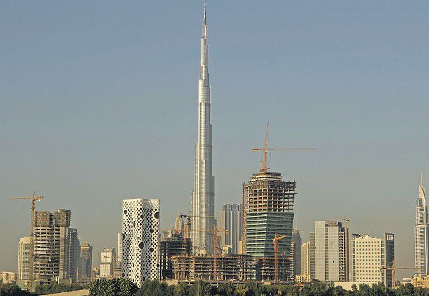 Экономические трудности отодвинули строительство возводимого в Дубае небоскреба Бурдж Дубай (в центре). Высота самого огромного в мире 160-этажного здания, которое должно было быть построено еще в прошлом году, составляет 818 метров.