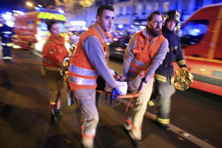 Медики помогают пострадавшим в теракте, произошедшем в ноябре 2015 года в Париже. Foto: THIBAULT CAMUS/AP/Scanpix