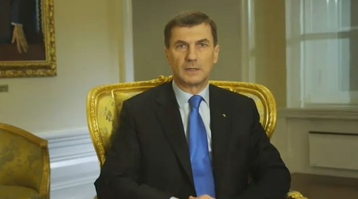 Reformierakonna valimisreklaamis kuldsel toolil istuv peaminister Andrus Ansip.