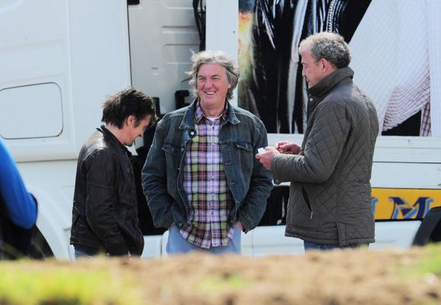 Jeremy Clarkson (paremal), Richard Hammond (vasakul) ja James May