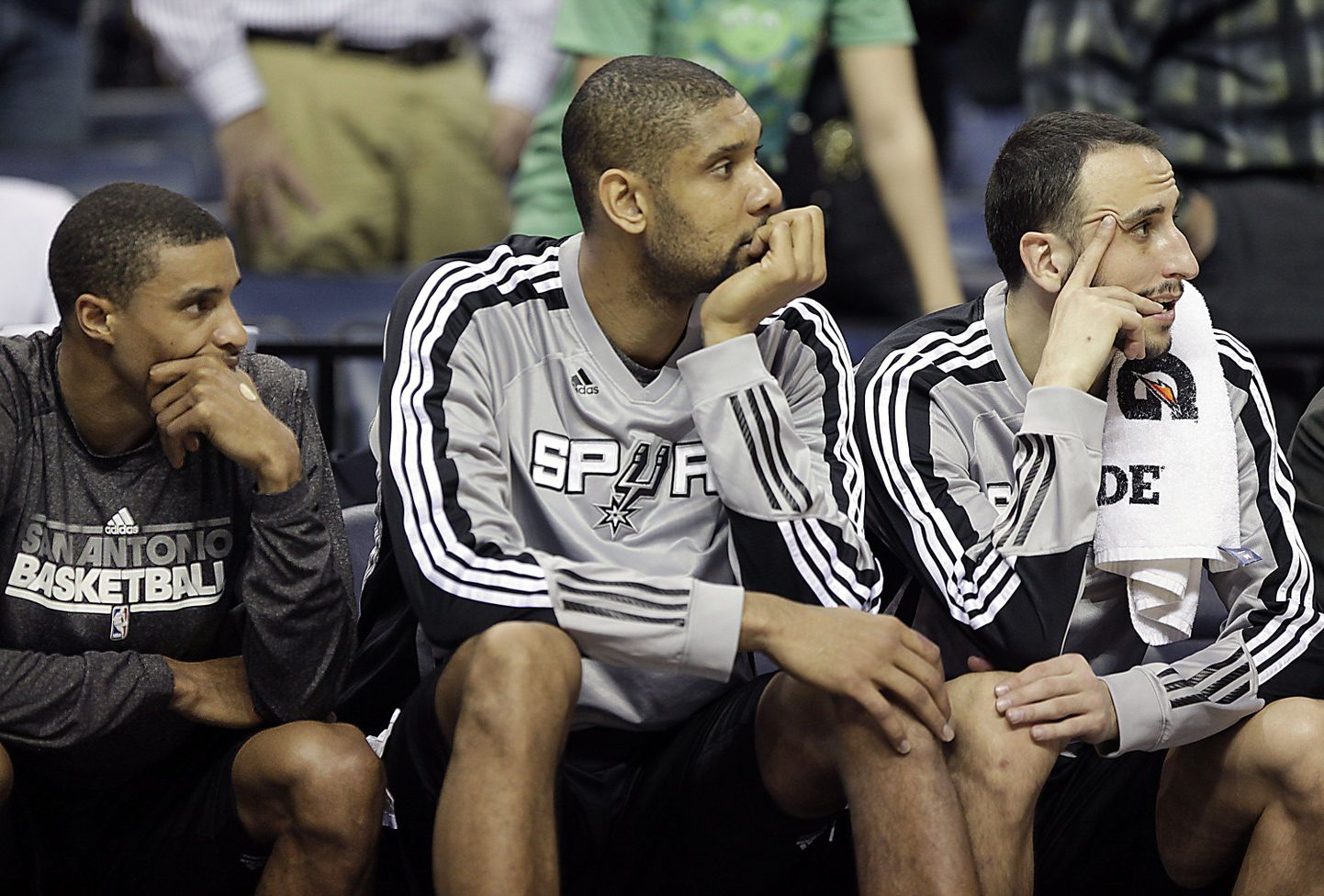 San Antonio Spursi mängijad (vasakult) George Hill, Tim Duncan ja Manu Ginobili vaatavad pingilt, kuidas nende meeskond kaotusseisu jääb.