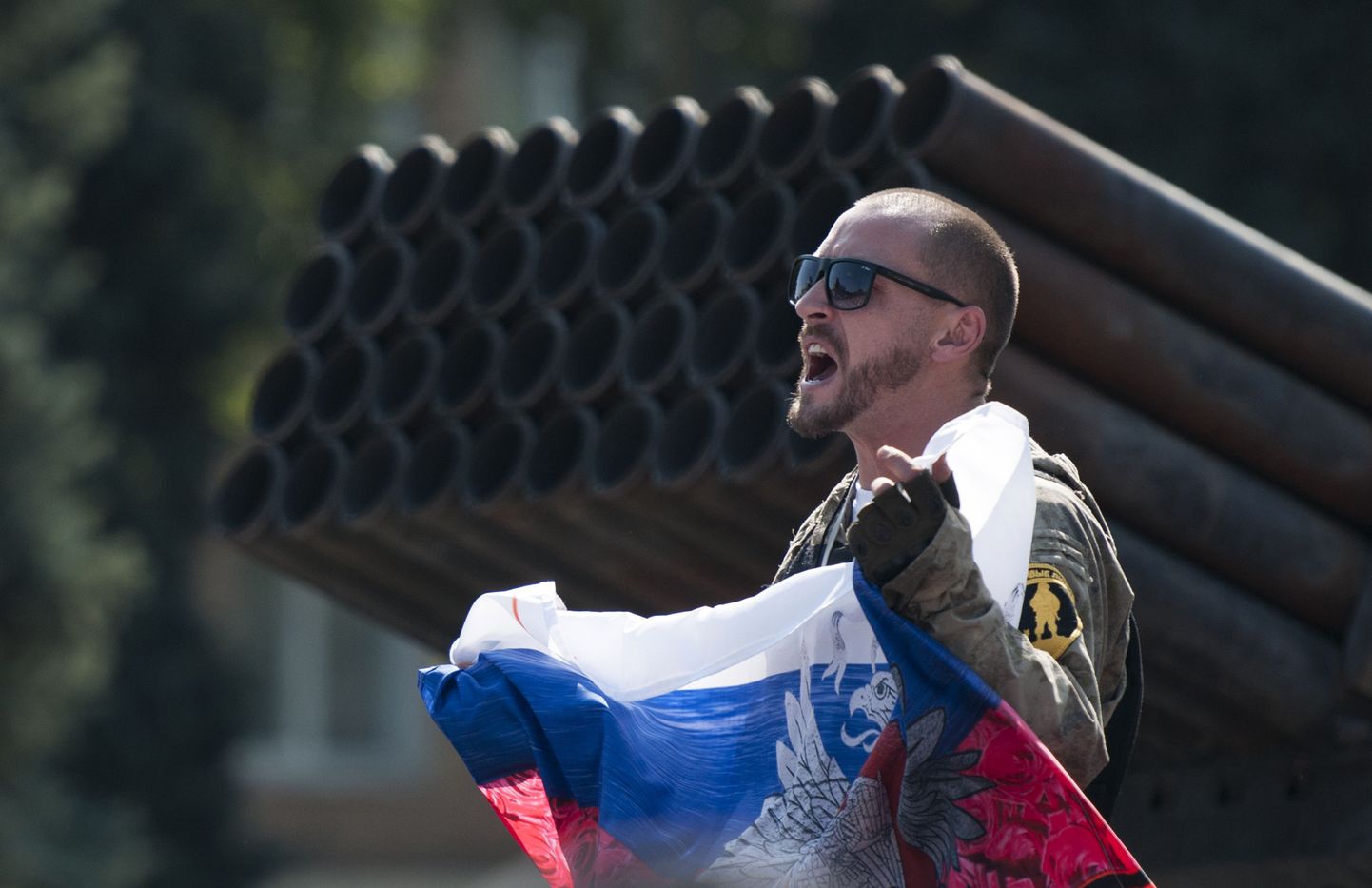 Emotsionaalne venemeelne mees Donetskis eilsel "paraadil", kus mõnitati vangi võetud sõdureid ja näidati kahjustada saanud Ukraina sõjatehnikat.