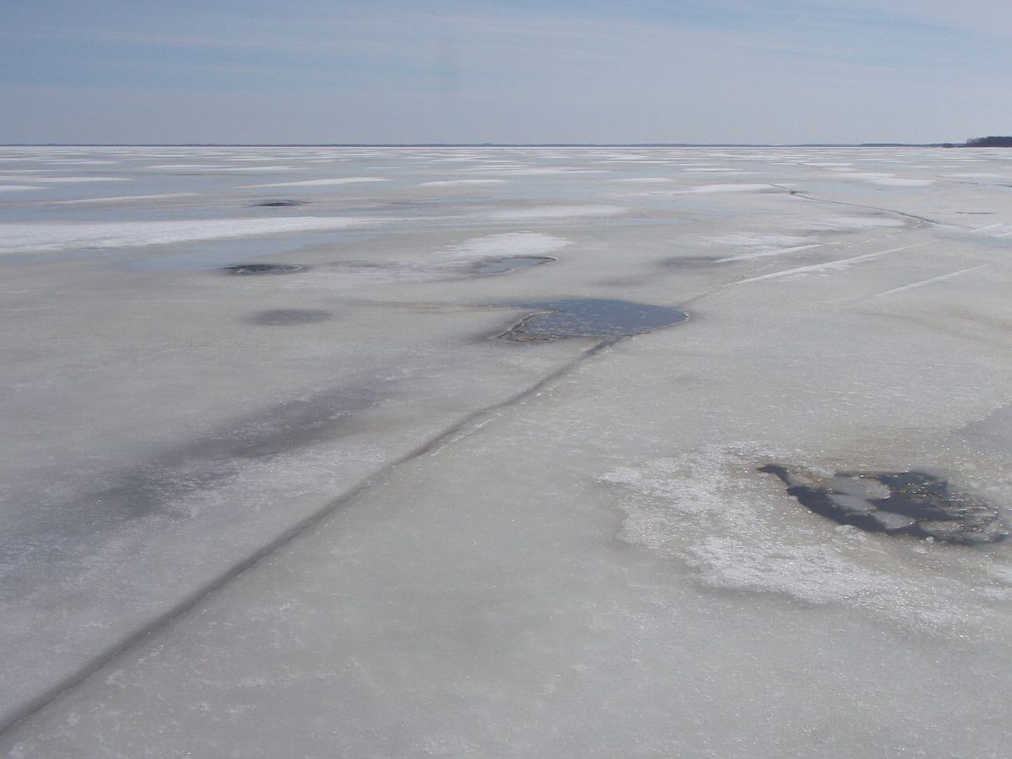 Jääolud Peipsil on muutunud autodele ohtlikuks. Jalgsi ja maastikusõidukitega tohib järvele esialgu veel minna.