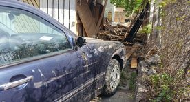 Fotod: joobes mees kihutas Mercedesega naabrite kuuri