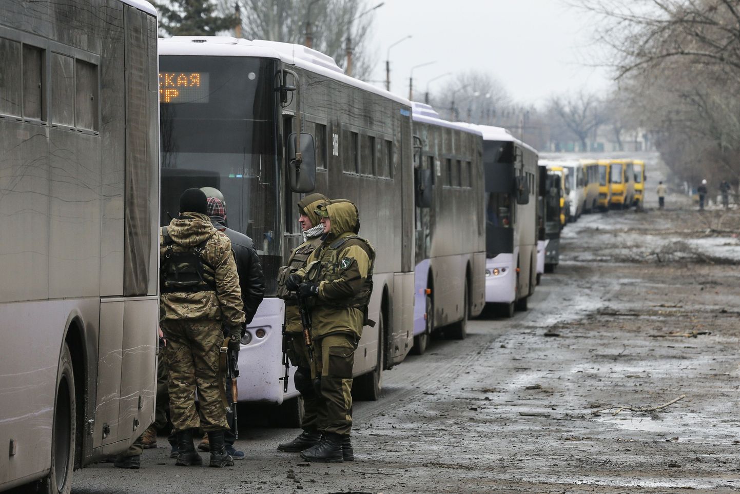 Niinimetatud Donetski Rahvavabariigi võitlejad tsiviilisikute evakueerimiseks mõeldud busside kõrval.