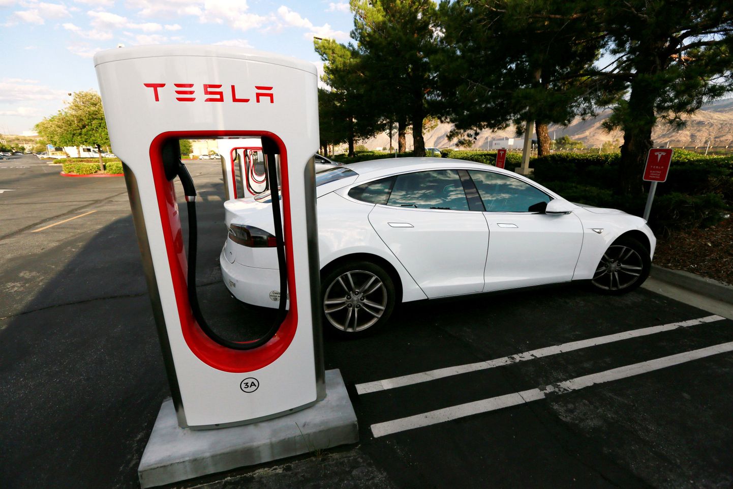 Tesla Model S laadimispunktis Californias. Foto on illustratiivne.