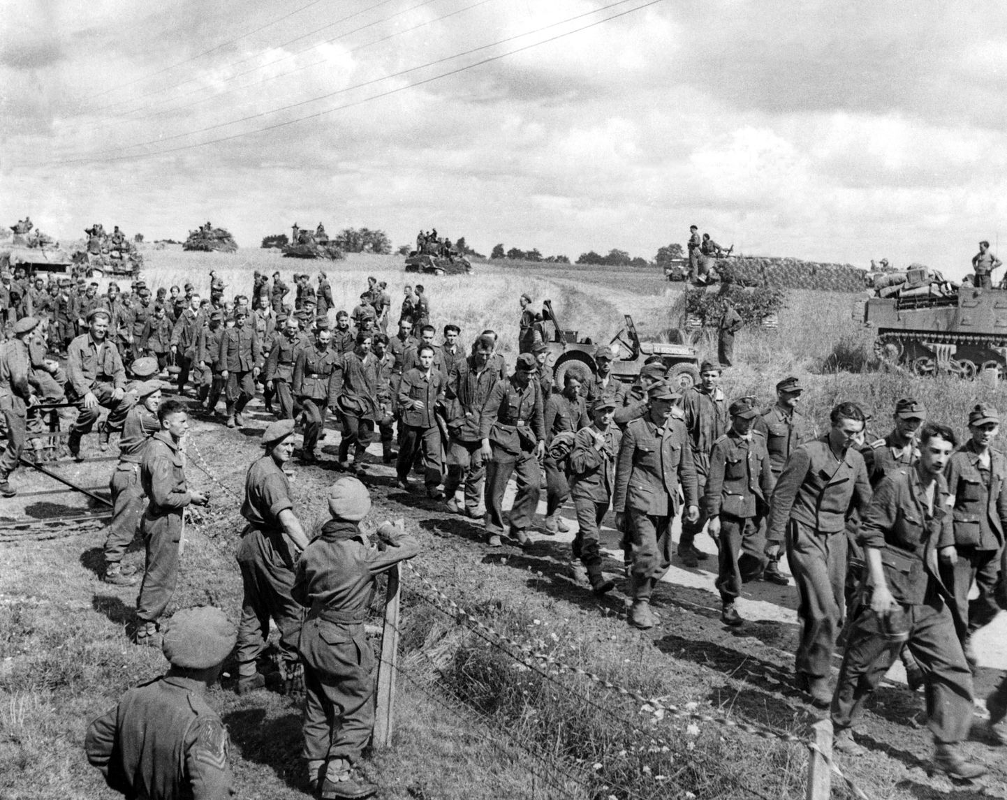 1944. aasta augustis vahistatud Saksa sõjavangid Briti sõdurite valve all.