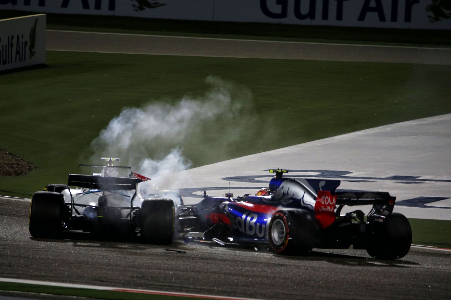 Lance Stroll (vasakul) ja Carlos Sainz Jr põrkasid eilsel Bahreini GP-l kokku ning pidid mõlemad sõidu katkestama.