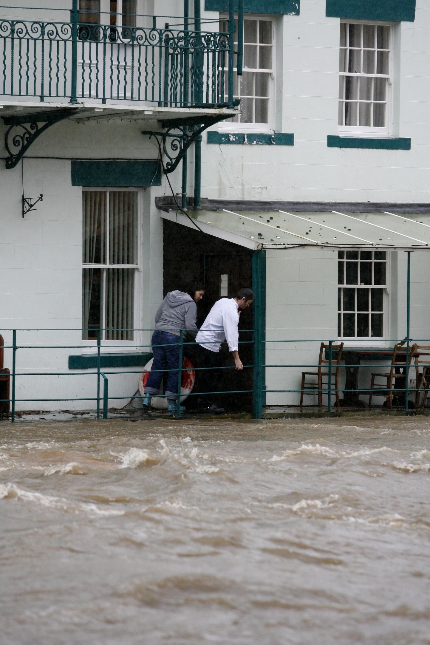 Üleujutatud tänav Cumbria krahvkonnas Keswickis