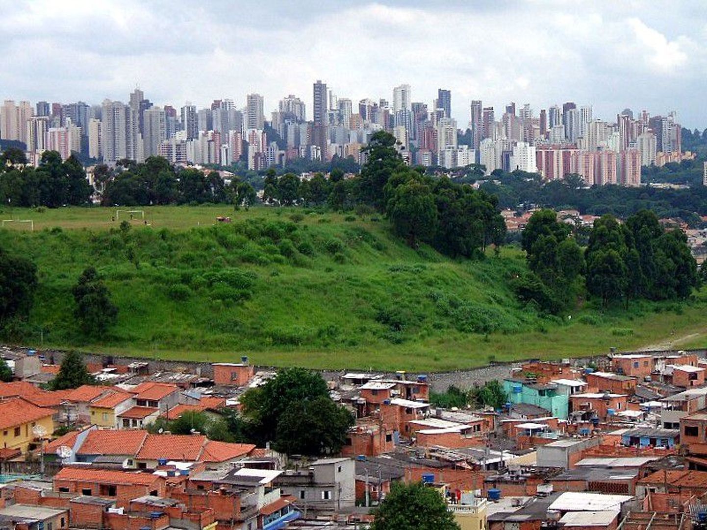 Ladina-Ameerika. Pildil Brasiilia suurim linn São Paulo, kus terava kontrasti moodustab vaene agul pilvelõhkujaid täis linna kõrval.
