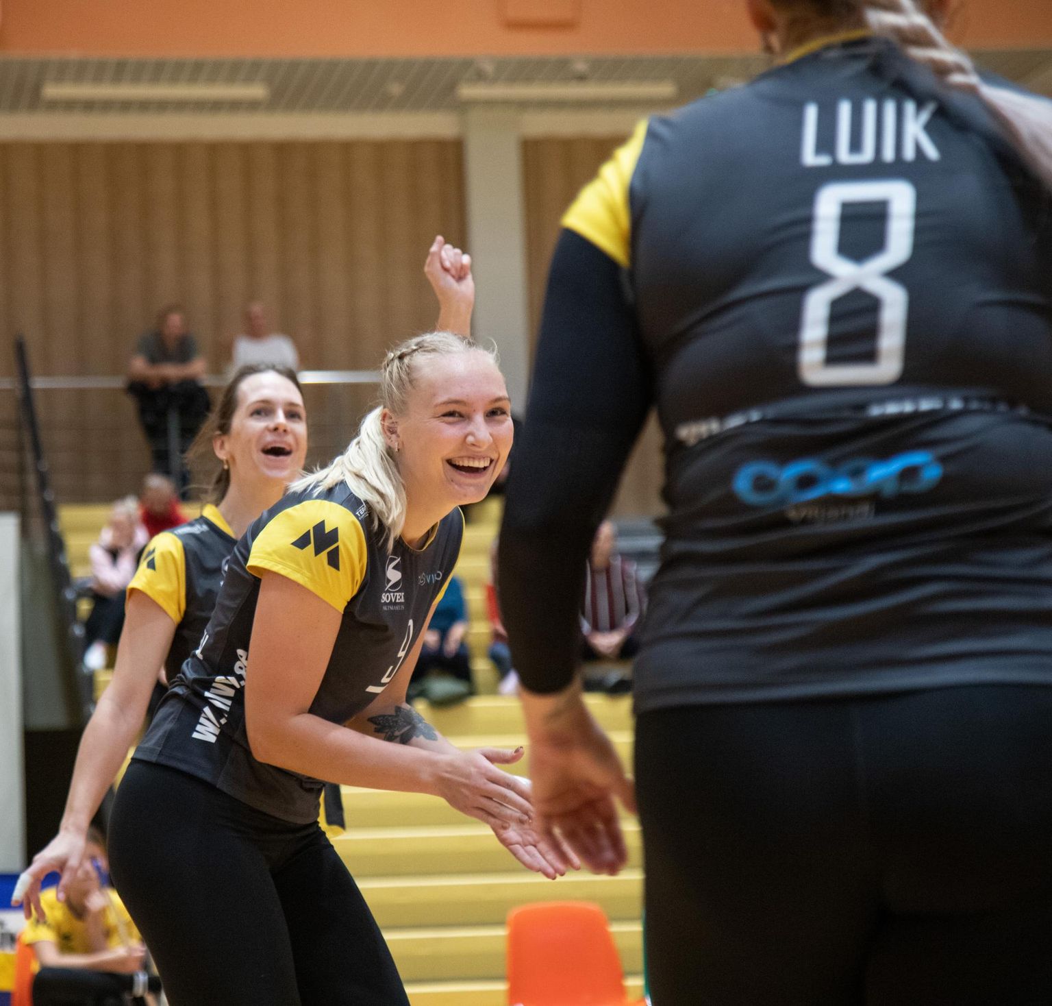 Viljandi Metalli naiskond sai Eesti meistriliiga hooaja alustuseks maitsta võidurõõmu: nii laupäeval kui pühapäeval võttis ta kindla 3:0 võidu. Fotol on esiplaanil naiskonna kapten Laureen Reier.