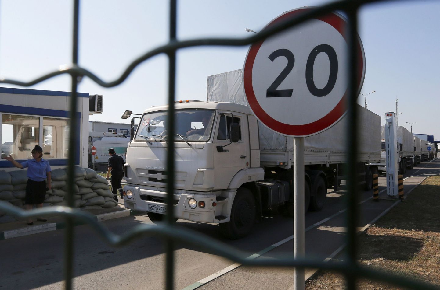 Vene nn humanitaarabiveok seisab piiripunktis Donetsk ja on tagasiteel Venemaale.