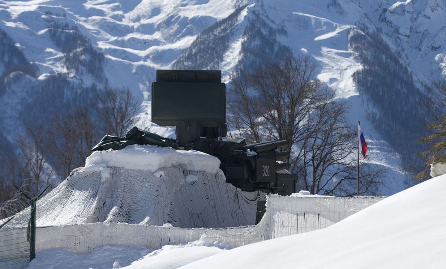 Lummavate mägede vahel valvab kombekalt kaetud armeetehnika.