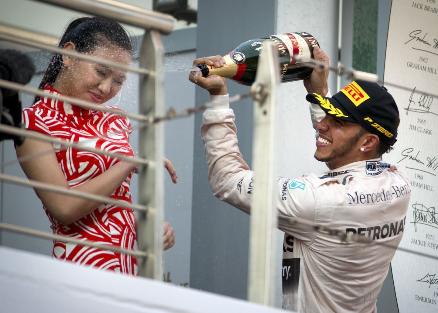 Lewis Hamilton pritsib poodiumineiu šampanjaga täis.