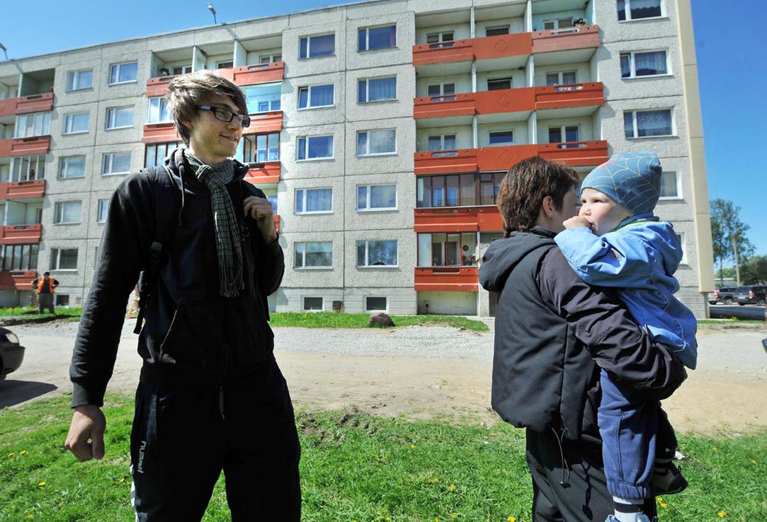 Ema Aleksandra süles olev aasta ja kümne kuu vanune Deniss ning poisi elu päästnud Mart Luukas maja ees, mille kolmanda korruse aknast väikemees läinud nädala teisipäeval alla kukkus.