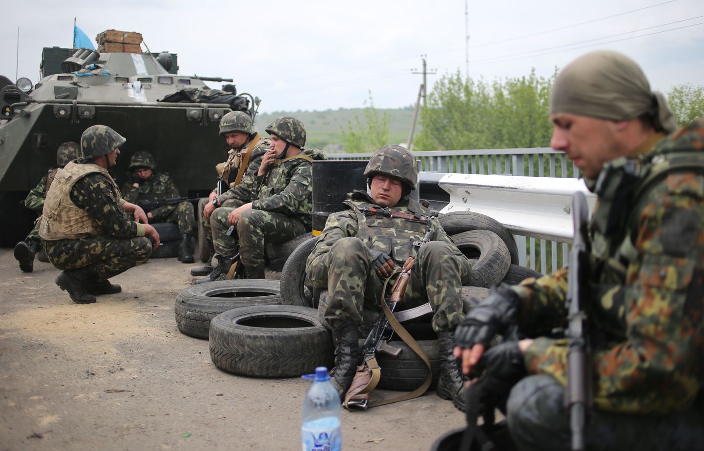 Ukraina armee sõdurid puhkehetkel Slovjanskis (Donetski oblast).