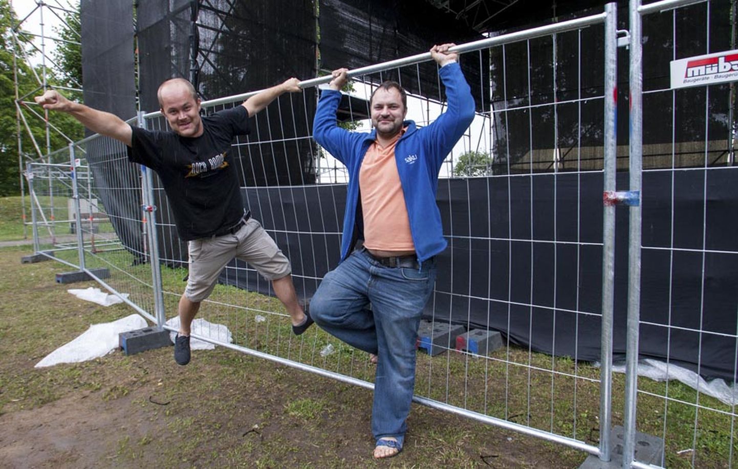 Lauri Viileberg (vasakul) ja Juhan Nöps proovisid Teise Kirsimäe lava turvatara vastupidavust eile väikese vihmahoo ajal. Festivalipäevadeks lubab ilmajaam kuiva ning sooja, kuid mitte kõrvetavat ilma, nagu on enamasti «Rock Rambi» ajal olnud.