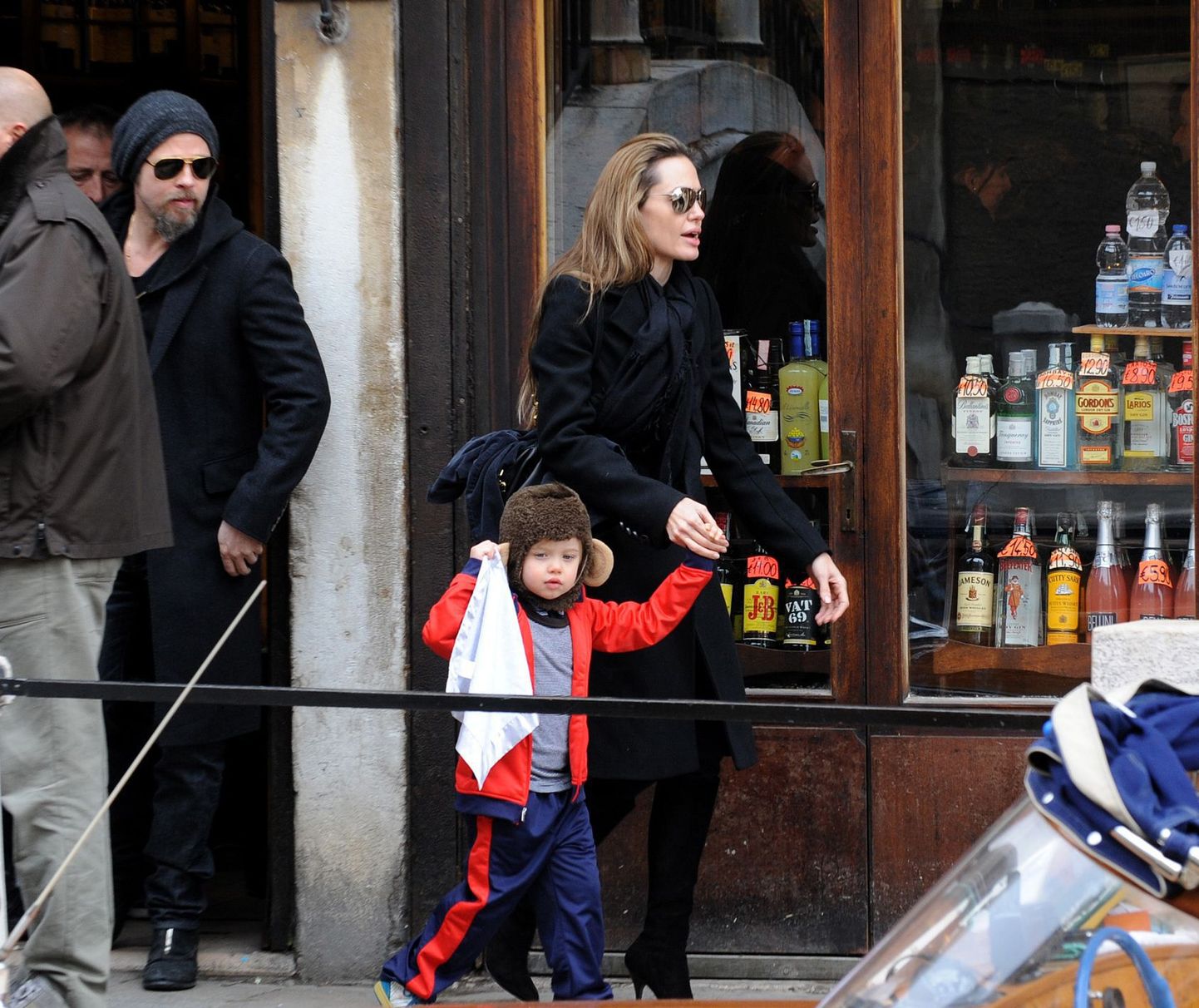 Jolie koos tütar Shilohiga tänavu kevadel Itaalias, vasakul Brad Pitt