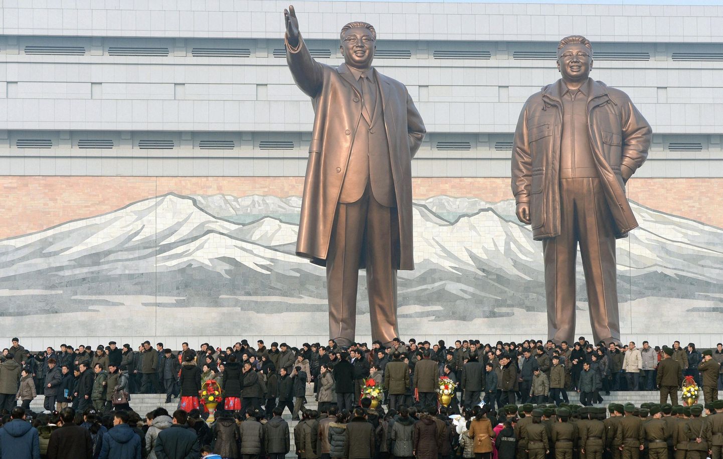 Põhja-Korea teenib kujudega kõva raha.