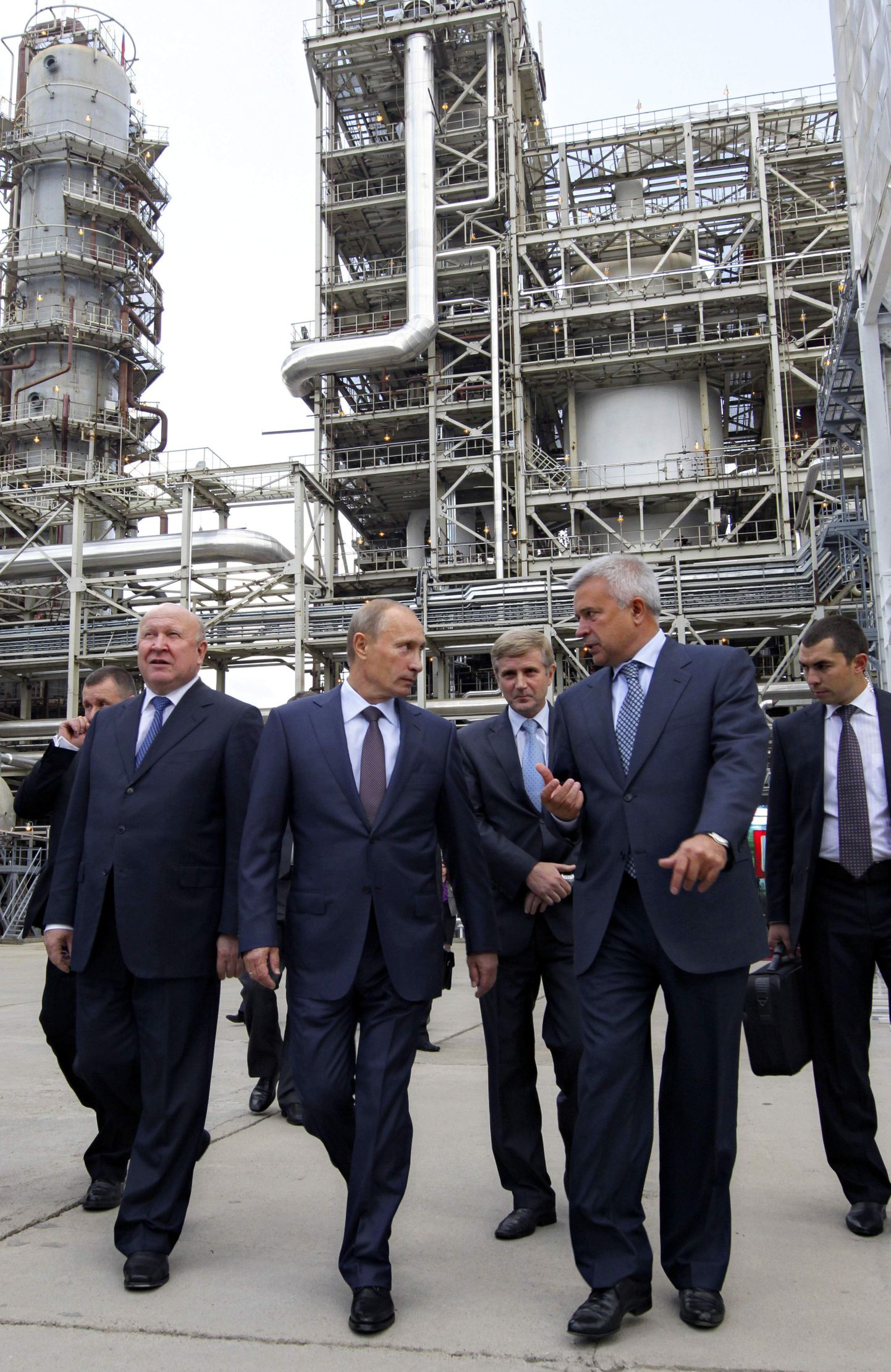 Venemaa peaminister Vladimir Putin (vasakult teine) Venemaaa teise suurema naftafirma Lukoili juhi Vagit Alekperoviga firma  Kstovo tehase külastamisel vestlemas.