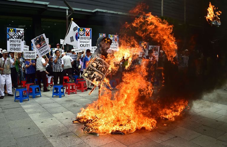 Lõunakorealased protesteerimas eilsete raketirünnakute vastu.