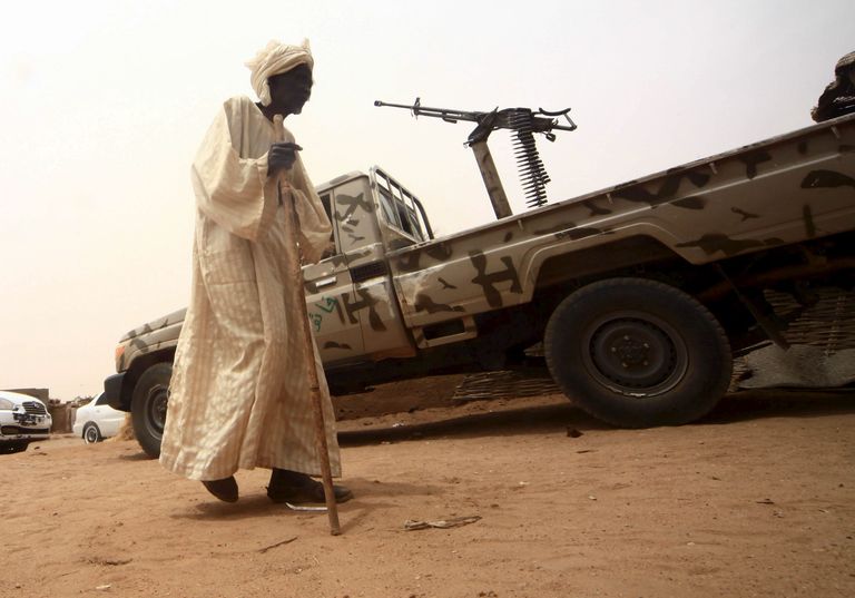 Sudaan. Mees jalutab referendumi ajal hääletuspunkti. 