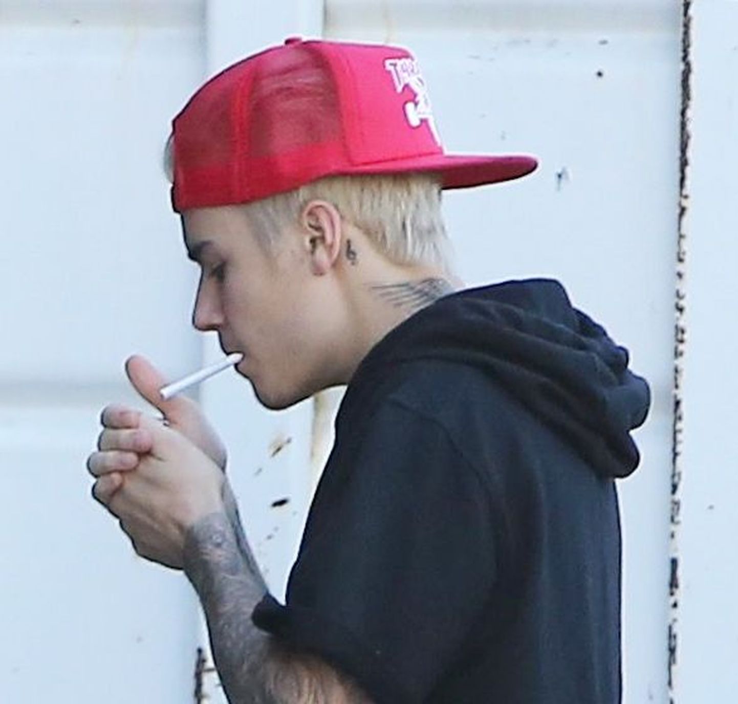 Justin Bieber suundus esmaspäeval stuudiosse, sigaret hambus.