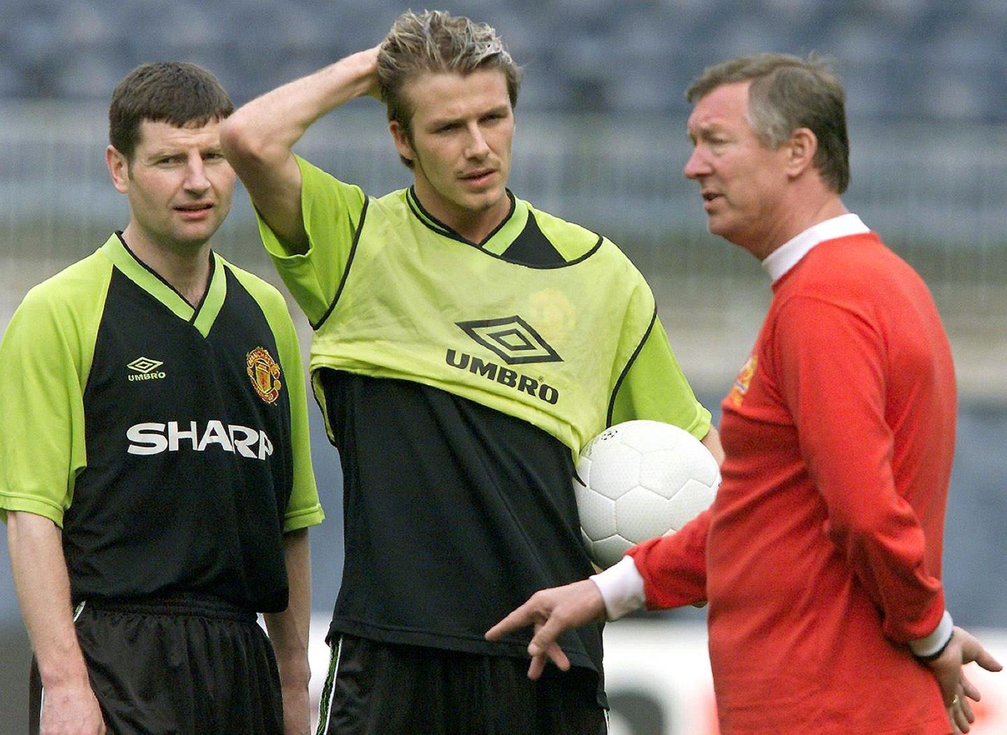 David Beckham (keskel) ja sir Alex Ferguson.