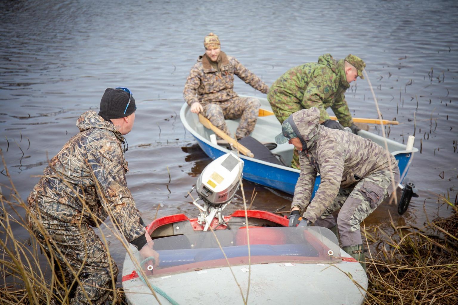 Tindisaartel heidutasid kormorane jahimehed Peep Aruvälja, Markko Ruusalep,Gert Grünberg ja Ralf-Henry Kaas.