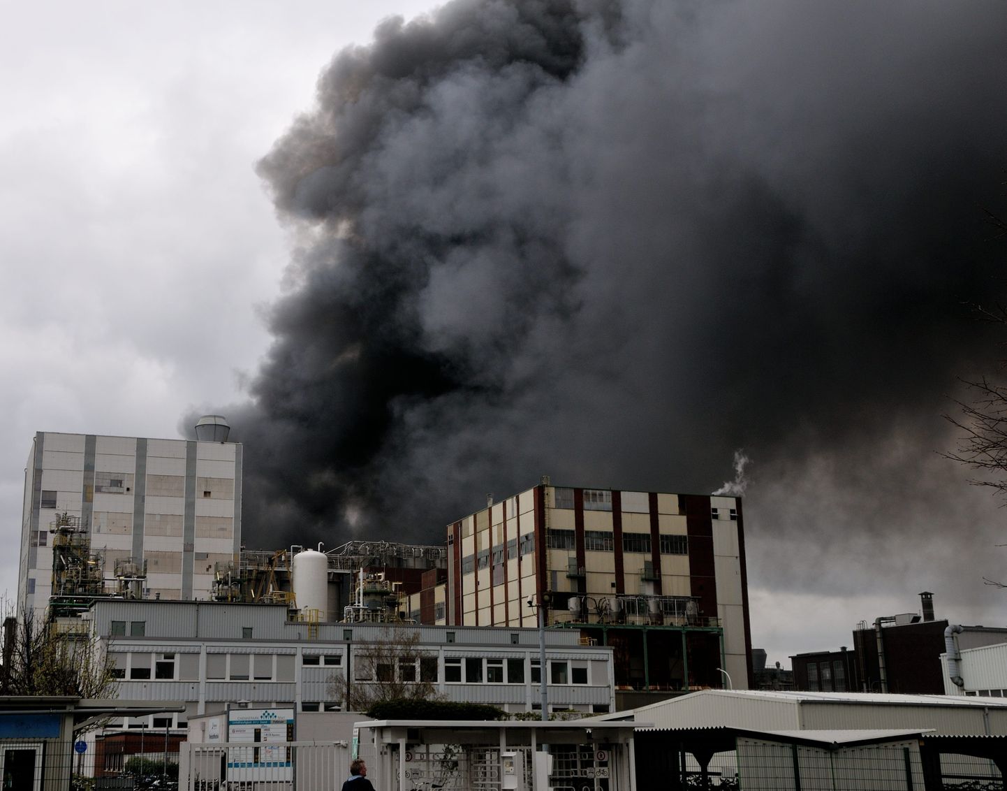 Suitsupilv keemiatehase kohal, kus toimunud plahvatuses üks tehasetöötaja hukkus.