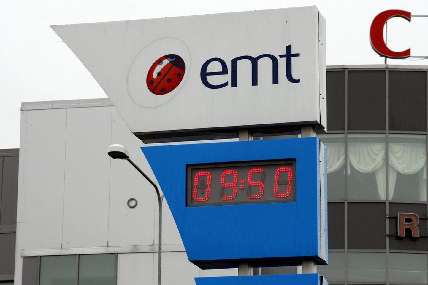 Eesti Telekomi tütarettevõtte EMT kell Viljandi bussijaamas.