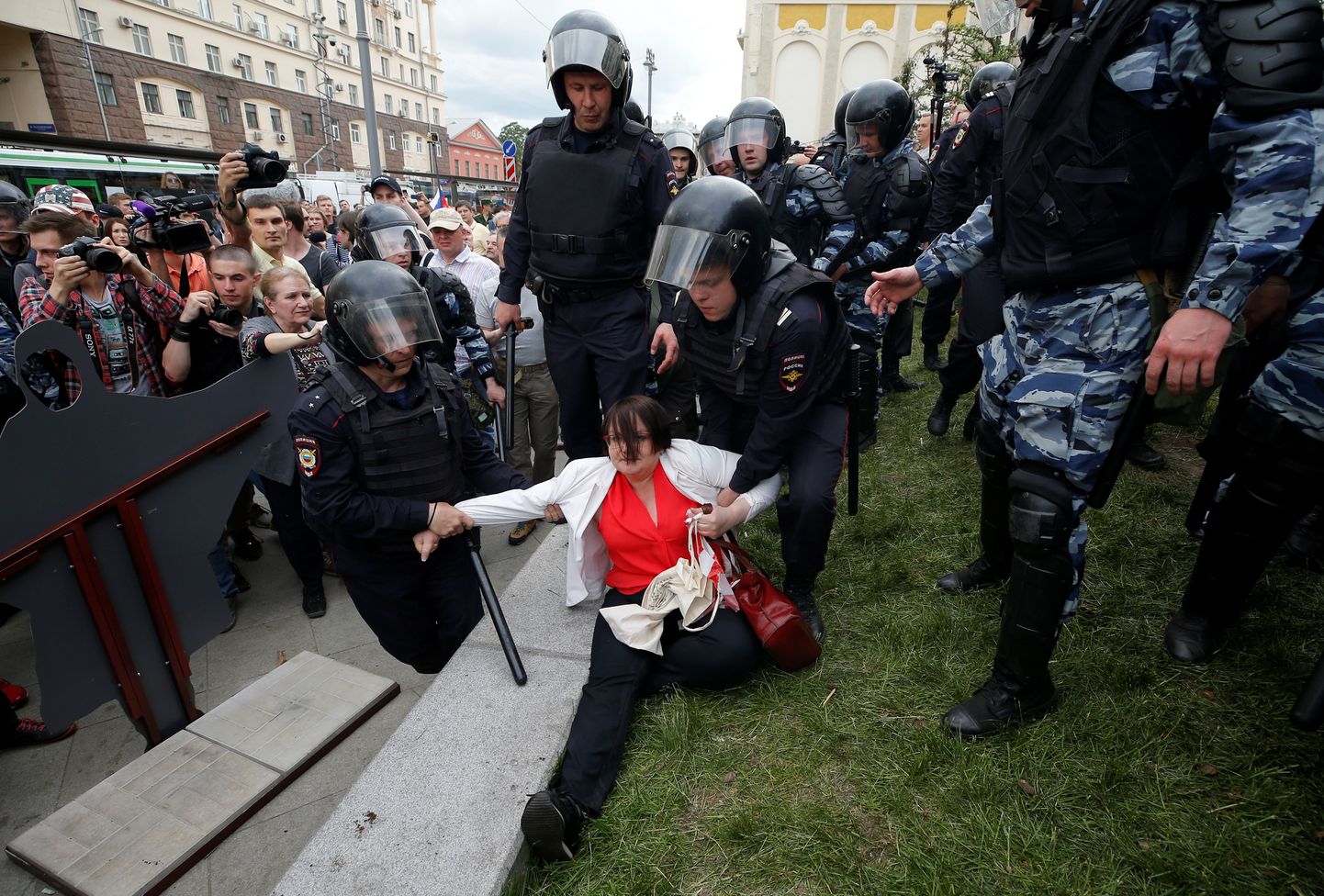 Общественный деятель Юлия Галямина во время акции протеста.
