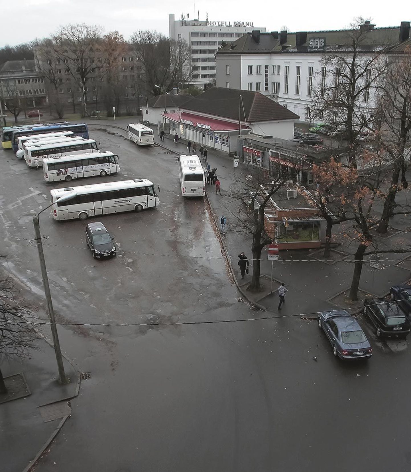 Kiirustades või venitades, aga Pärnu saab uue bussijaamahoone, kust saab nii pileteid kui jäätist.