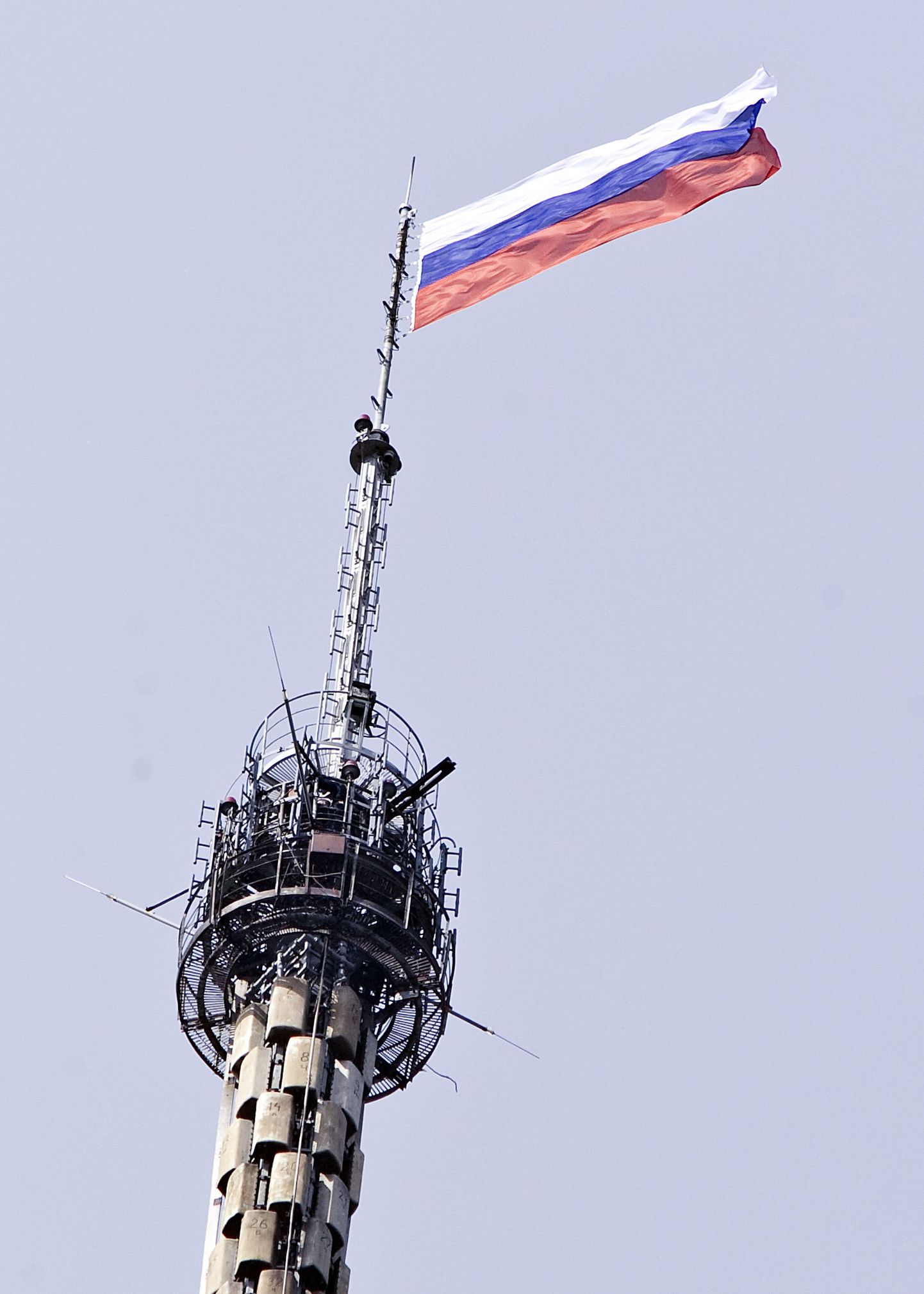 Флаг России на игле Останкинской телебашни.