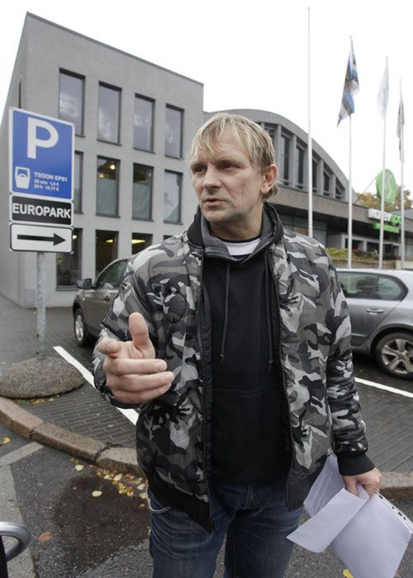 Депутат горсобрания Тармо Круузимяэ изучает ситуацию с организацией парковки возле Kalev Spa.