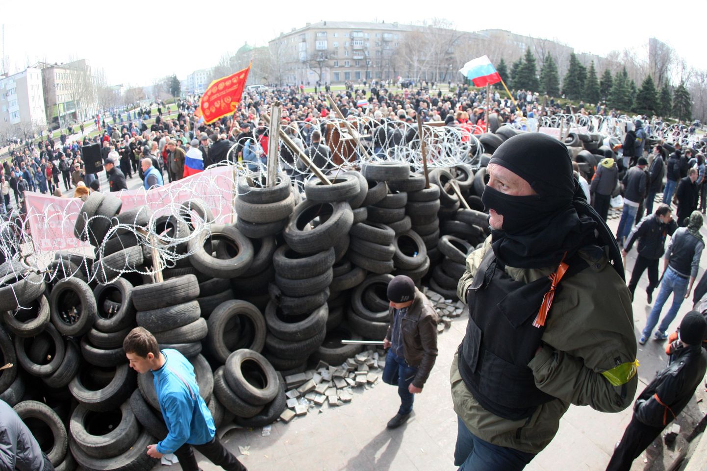 Donetskis kogenenud venemeelne rahvahulk lehvitab nii Vene Föderatsiooni kui Nõukogude Liidu lippe.