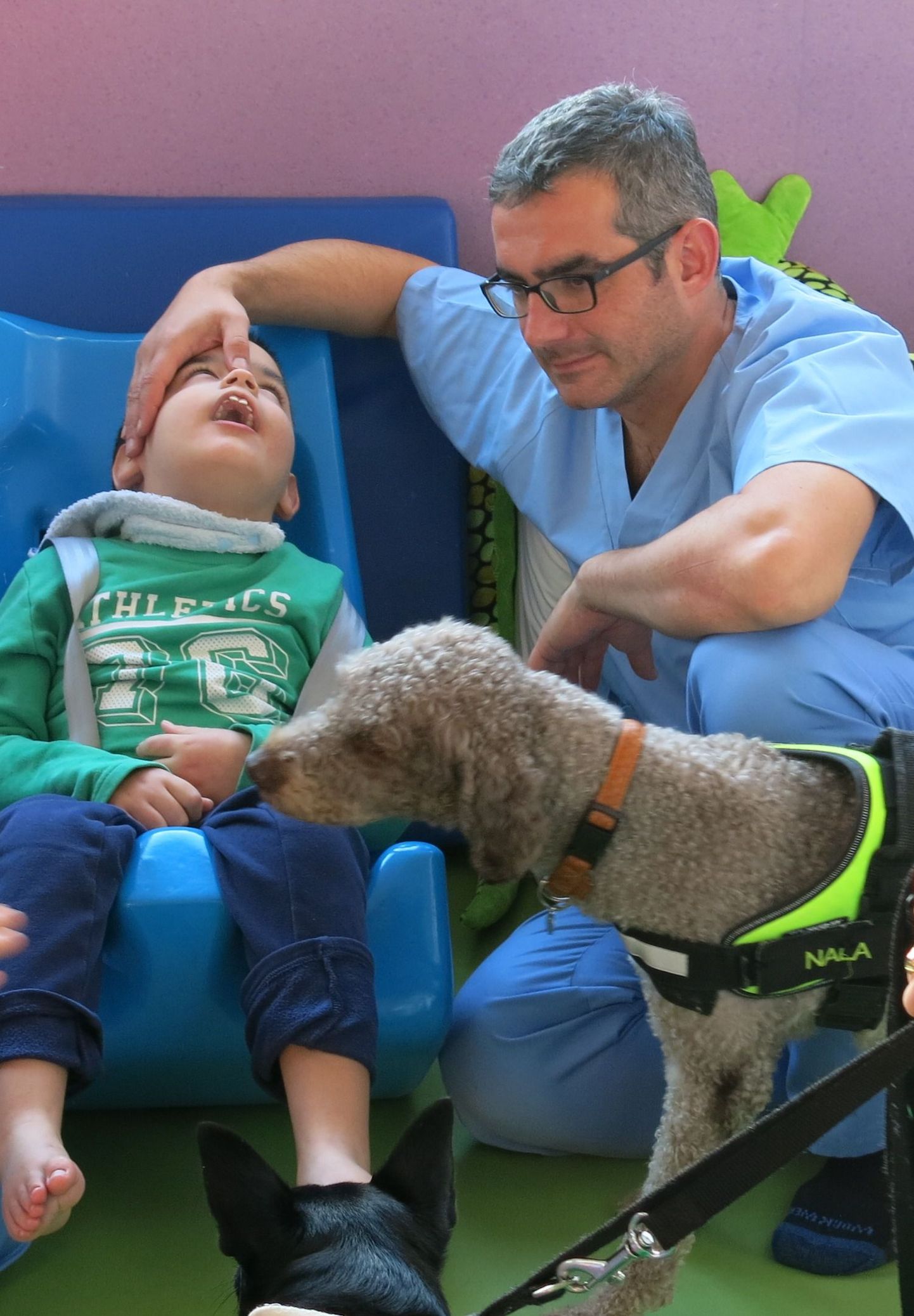 Juan Ignacio Gómez Iruretagoyena koos oma patsiendi ja koertega.