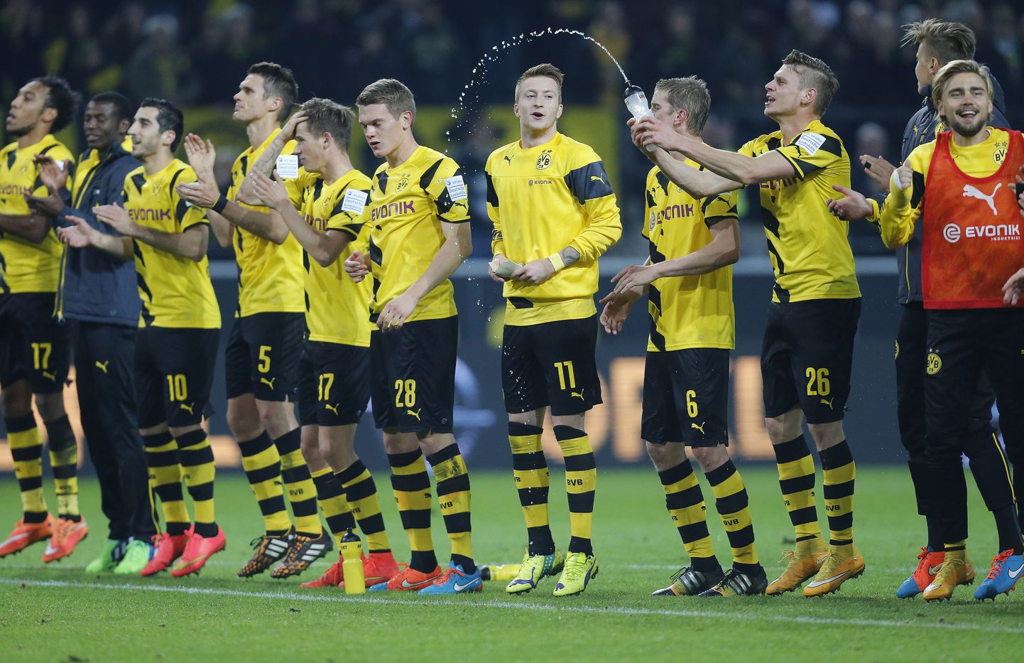 Dortmundi Borussia mängijad võitu tähistamas.