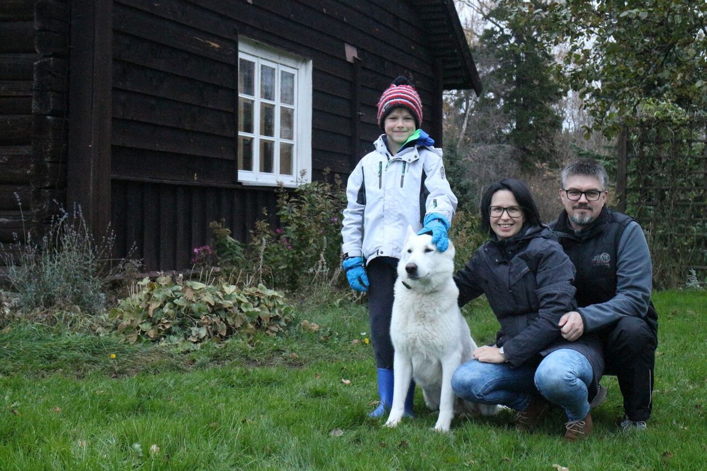 Perekond Põllmaa sõnul on elu maal kümne aastaga palju muutunud. Fotol vasakult perepoeg Jaagup, koer Alvin, Triin ja Mangus.