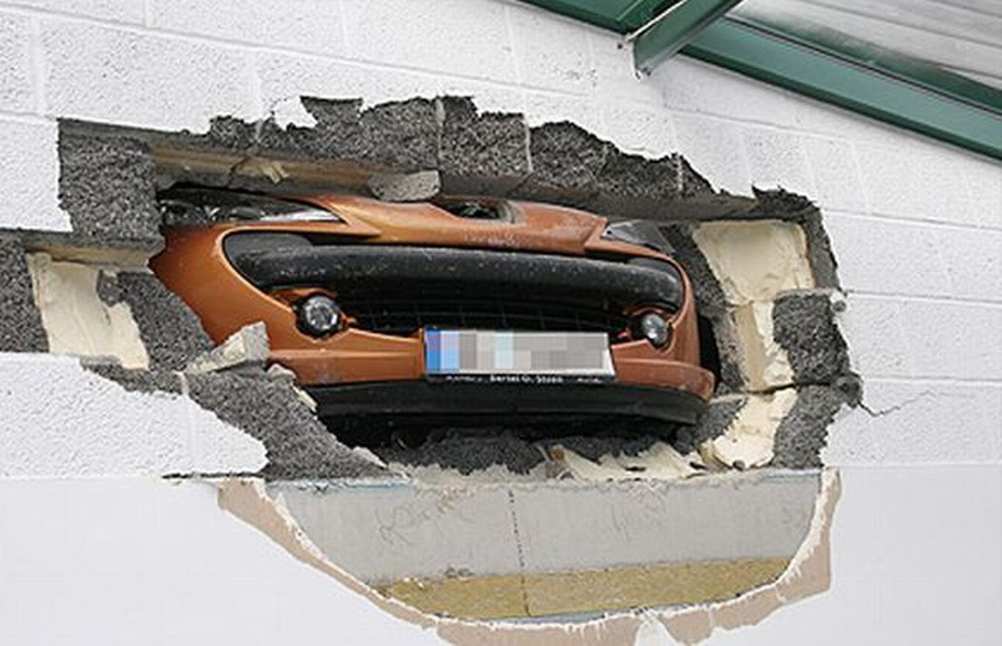 Norras sõitis 50-aastane naine autot parkides läbi seina.