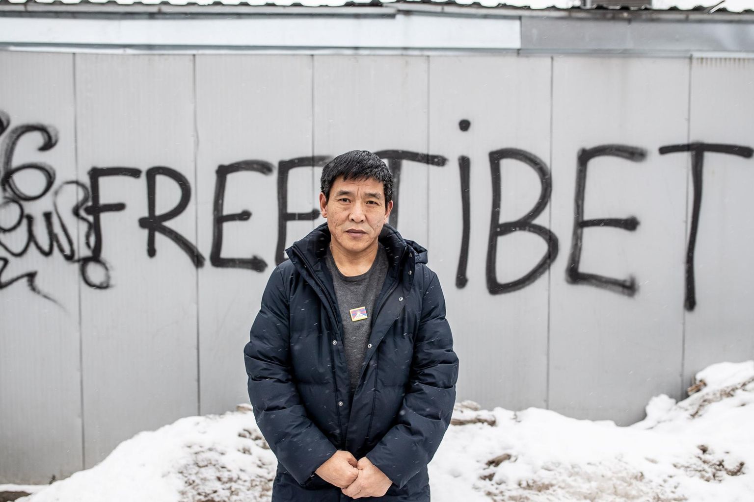 Tiibeti filmitegija ja aktivist Dhondup Wangchen Tallinna Hiina suursaatkonna majandus- ja kommertsbüroo vastas asuva grafiti «Free Tibet» ees.