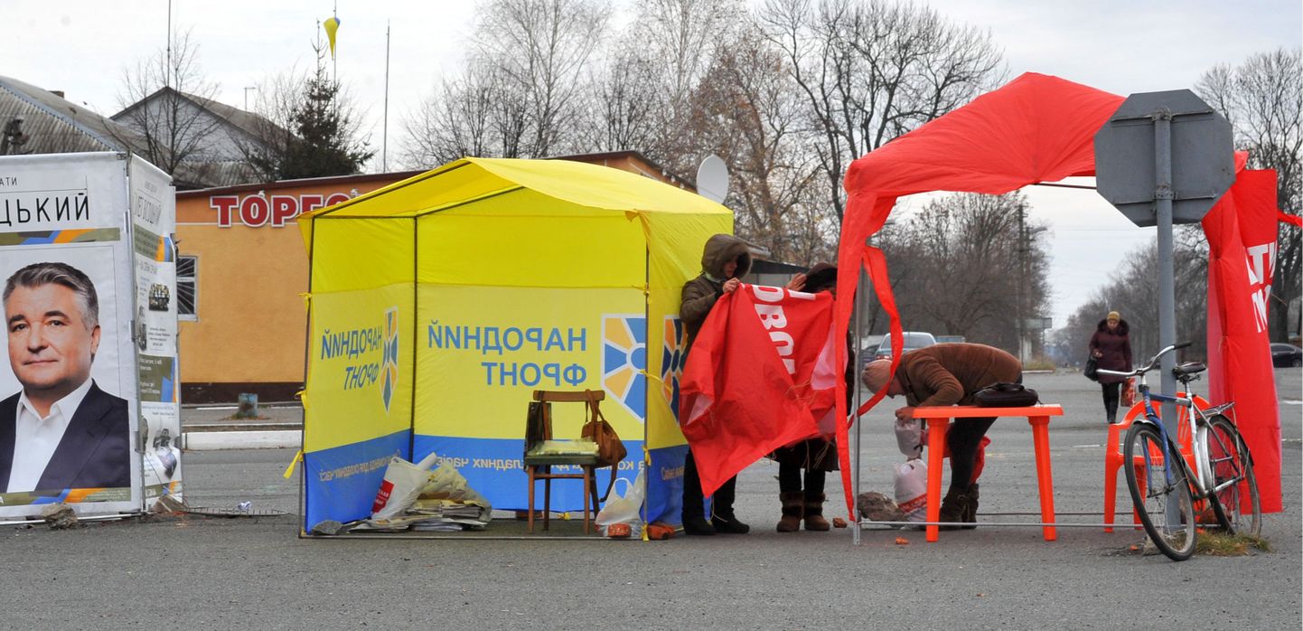 Valimiskampaaniat tegevate erakondade telgid Kiievi oblastis.