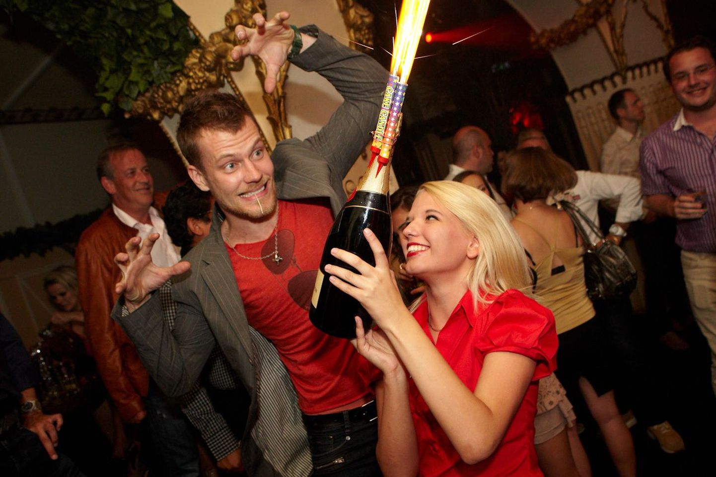 Dom Party RED kostitas külalisi klubis Teater parima meelelahutusega!
Staarkunstnik Martin Saar üritab krabada Unistuste-Roberto laua poole liuglevat šampanjat