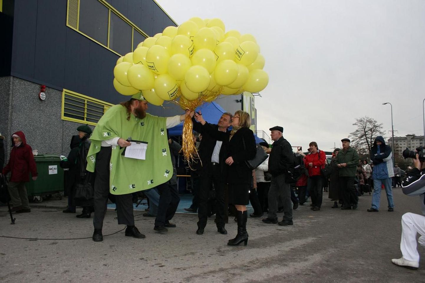 XL Säästumarketi avamist tähistav õhupallide taevasse laskmise tseremoonia jäi suurema tähelepanuta.