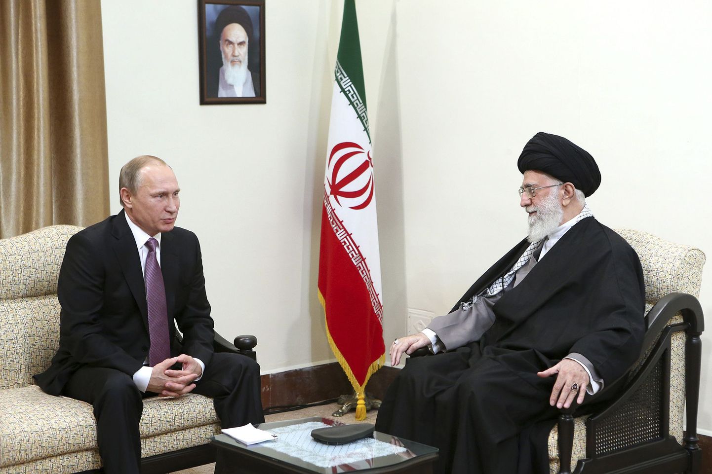 Vladimir Putin ja ajatolla Ali Khamenei Teheranis.
