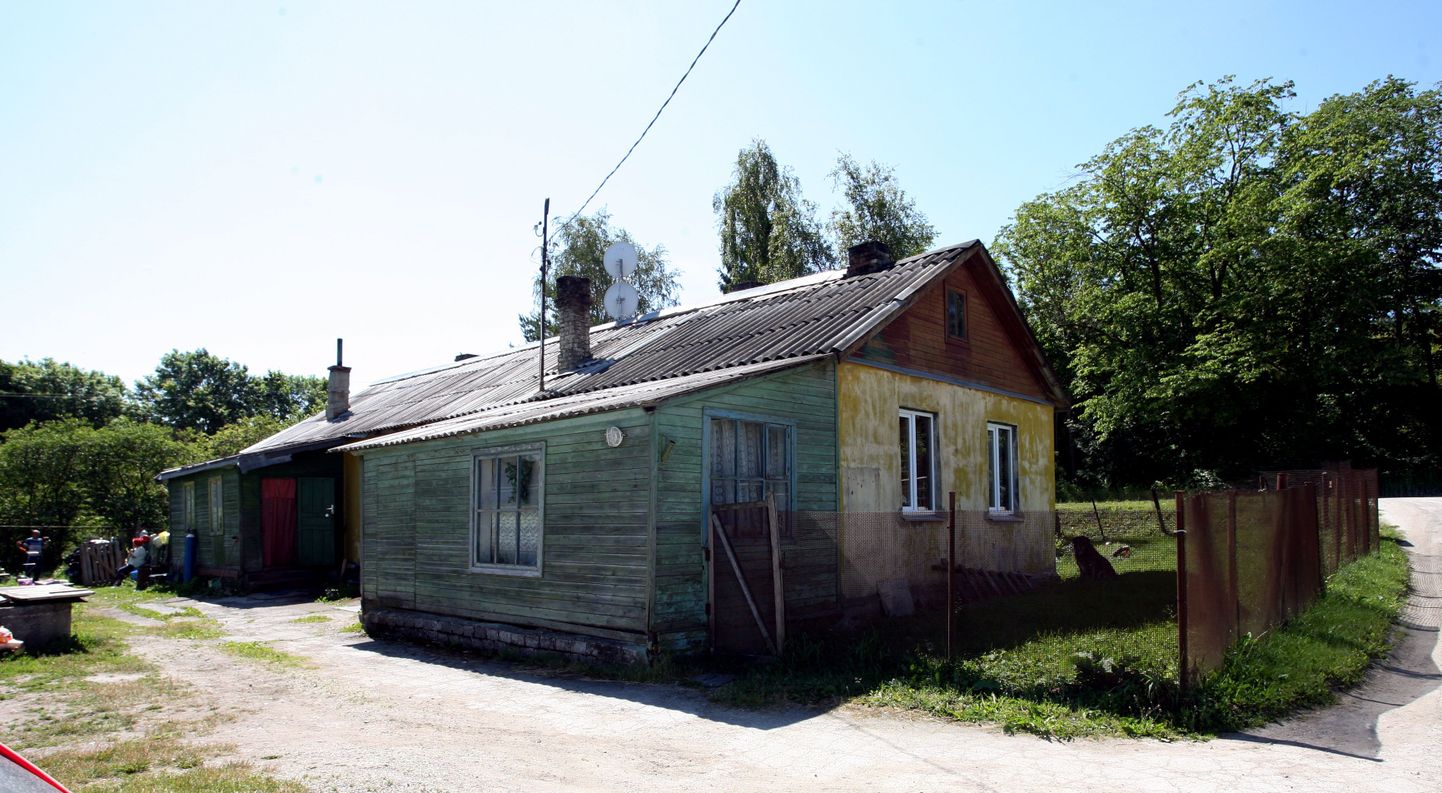 В этом доме в деревне Лааби волости Харку спустя день после Иванова дня 48-летняя Галина ударила ножом в грудь своего пьяного мужа. Женщина утверждает, что с ее стороны это была самозащита.